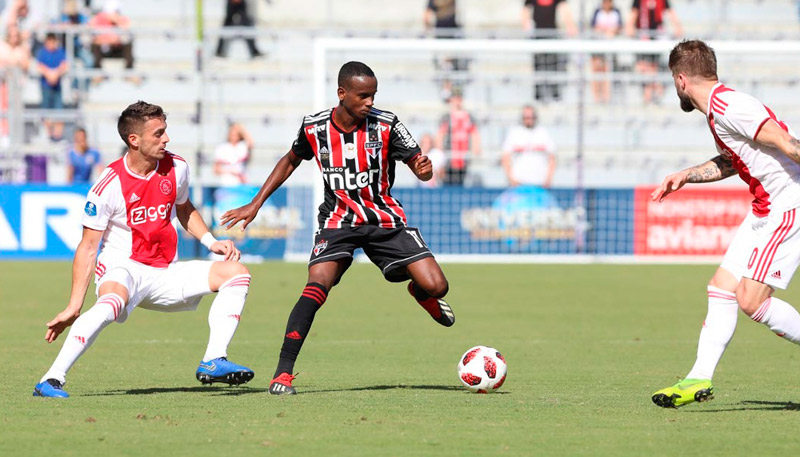 Atacante Helinho, no duelo contra o Ajax pela Flórida Cup (Foto: Rubens Chiri / saopaulofc.net)