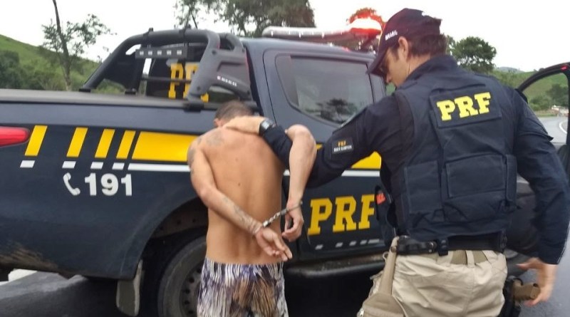 Homem com tornozeleira eletrônica é preso no Rio de Janeiro após roubar carro em Atílio Vivacqua. (Foto: Divulgação/PRF)