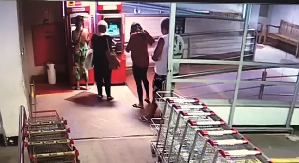 Idosa caiu em golpe ao aceitar ajuda de golpista (no caixa eletrônico) (Foto: Reprodução vídeo)