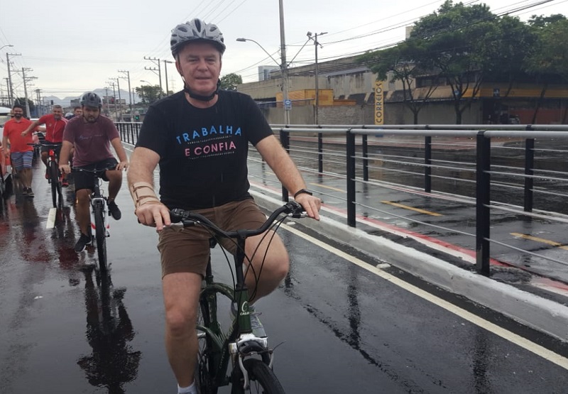 Governador Renato Casagrande chegou de bicicleta para inaugurar a nova Leitão da Silva. (Foto: Divulgação DER)