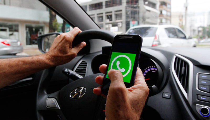 Dirigir manuseando o celular é um dos motivos para ser autuado no trânsito (Foto: Thiago Coutinho / AT)