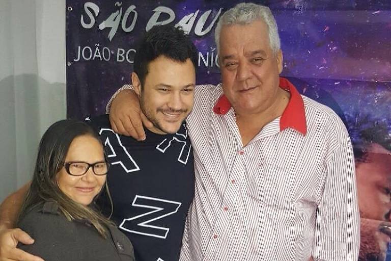 João Bosco com o pai, João Bosco Homem de Carvalho, e a mãe, Leusbeth Carvalho. (Foto: Reprodução/Instagram)