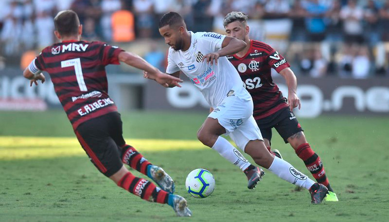 Lateral Jorge disputa bola com Arrascaeta e Éverton Ribeiro (Foto: Ivan Storti/Santos FC)