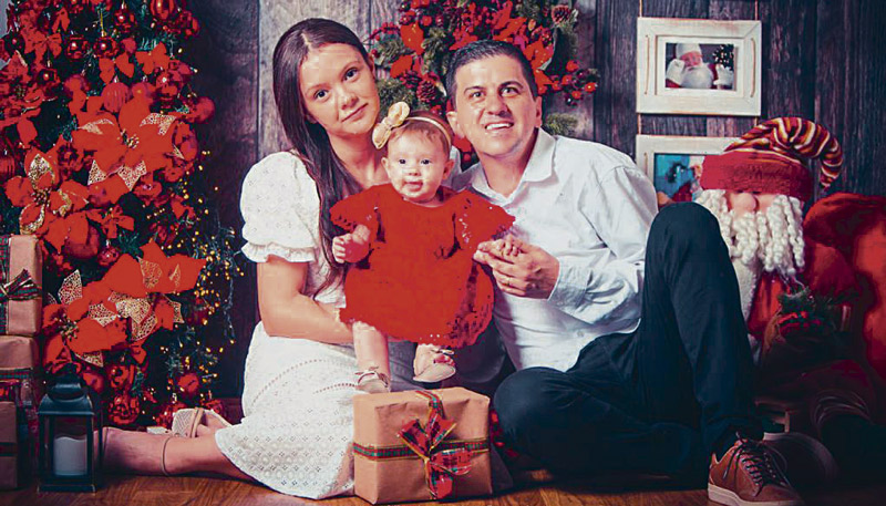 Josiane e Tiago com a filha Helena (Foto: Cristiano Borges/ Divulgação )