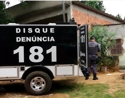 Corpo de jovem foi encontrado no quintal de uma casa (Foto: Leone Oliveira)