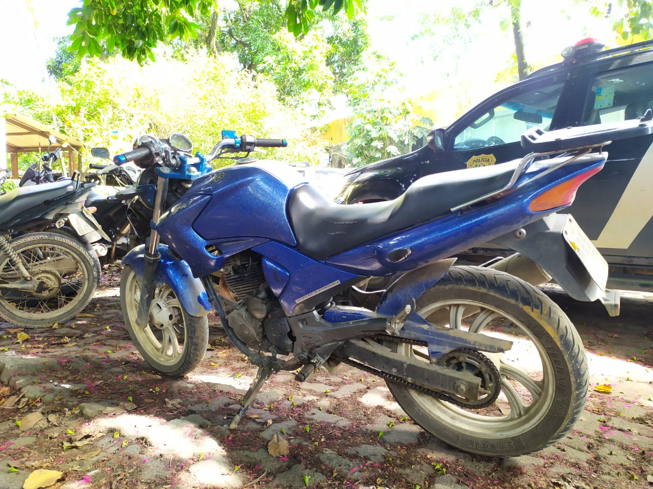Uma moto foi apreendida pela polícia no local do crime (Foto: Júlia Afonso)