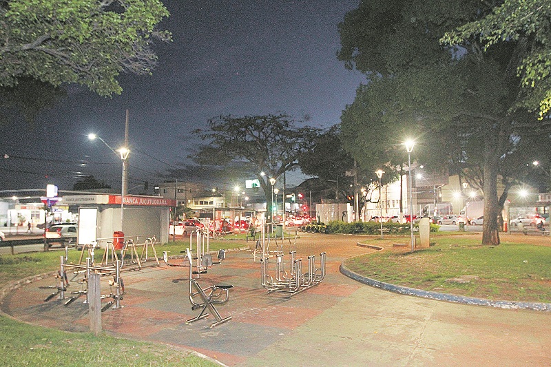 Praça com academia e pontos de ônibus foi ocupada por pessoas em situação de rua e usuários de drogas. População vive com medo de roubos (Foto: Beto Morais/ AT)
