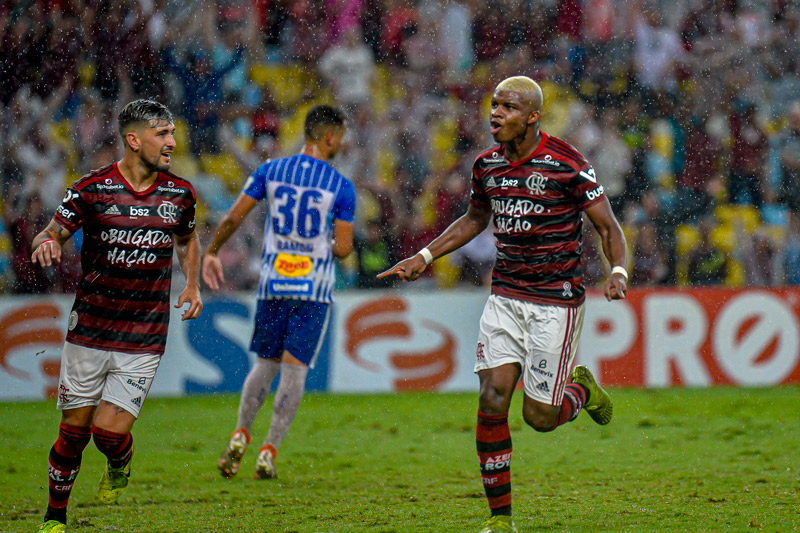 Lincoln em um dos jogos do Flamengo (Foto: Alexandre Vidal, Marcelo Cortes e Paula Reis / Flamengo)
