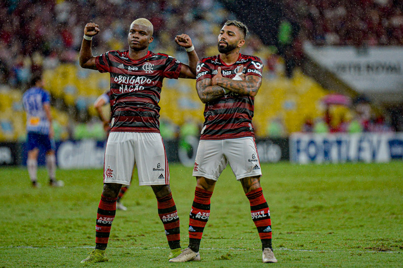 Lincoln ao lado de Gabigol (Foto: Alexandre Vidal, Marcelo Cortes e Paula Reis / Flamengo)