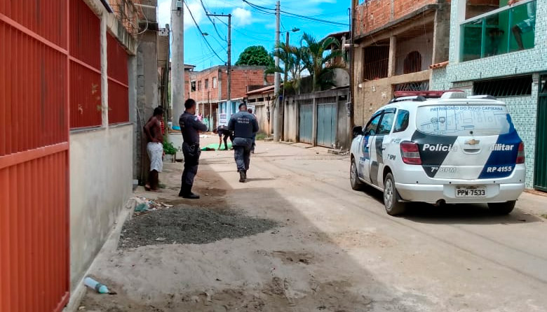 Polícia acompanha a investigação do acidente em Flexal (Foto: Leone Oliveira)