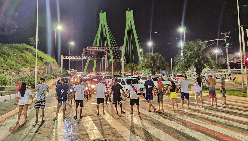 Manifestantes fecharam a Ponte da Passagem no início da noite de ontem e provocaram engarrafamento tanto no sentido Serra quanto no sentido capital (Foto: Júlia Afonso / AT)