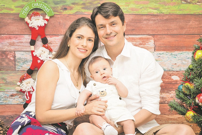 O casal Mariana e Max, que é católico, decidiu registrar o primeiro filho com o nome de Miguel, que é bíblico. (Foto: Helena Nogueira/Divulgação)