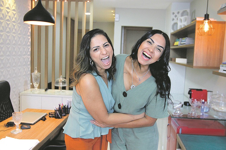 As irmãs Ana Paula e Mariana Barboza Freitas trabalham juntas e a relação de afeto e amizade entre elas ajuda a tornar a vida das duas ainda mais feliz (Foto: Fábio Nunes/AT)