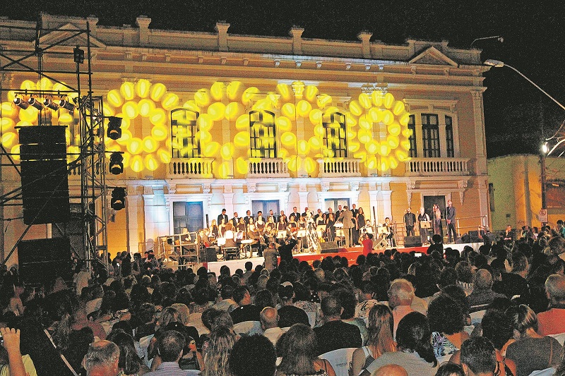 O Natal iluminado tem projeções na fachada do Palácio Anchieta (Foto: Leone Iglesias/ AT/ 16/12/2018)