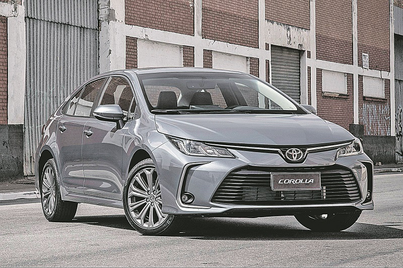 Disponível apenas com carroceria sedã, o modelo produzido em Indaiatuba (SP) está disponível em três versões de acabamento e com duas opções de motorização (Foto: Assessoria Toyota)