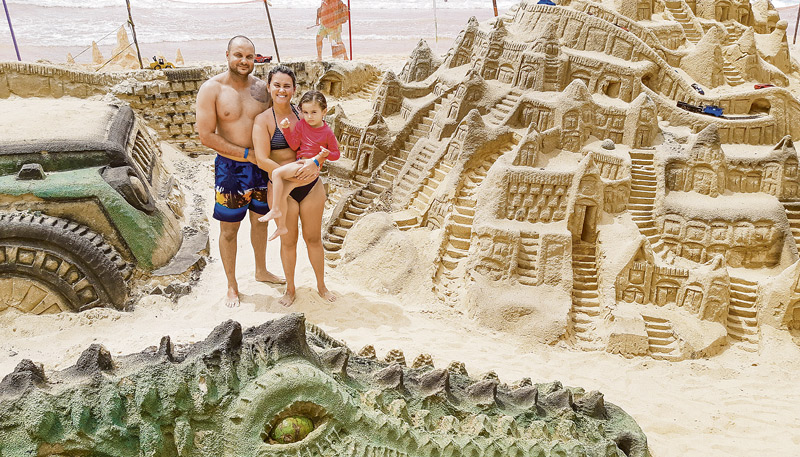 O casal mineiro Janaina e Bruno, com a filha Beatriz, lamentou o fim das esculturas, consideradas uma atração na Praia do Morro (Foto: Roberta Bourguignon / AT)