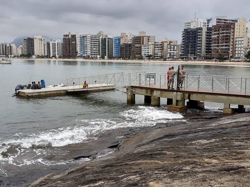 Depois de ter sido resgatado, o corpo do mergulhador Breno Soares foi levado para o Morro da Pescaria, em Guarapari. (Foto: Roberta Bourguignon)
