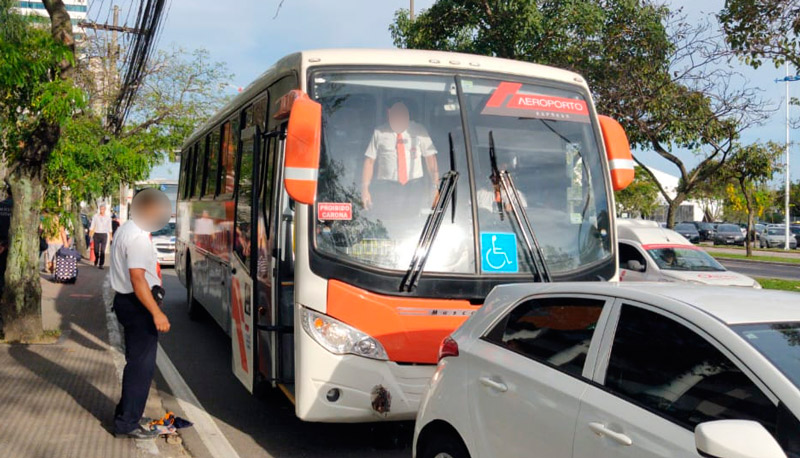 Ônibus parou na Praça do Papa após colidir com um carro de passeio (Foto: Taynara Nascimento)
