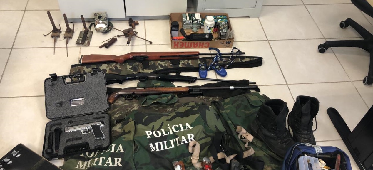Armas e outros materiais foram apreendidos durante operação (Foto: Divulgação/ PCES)