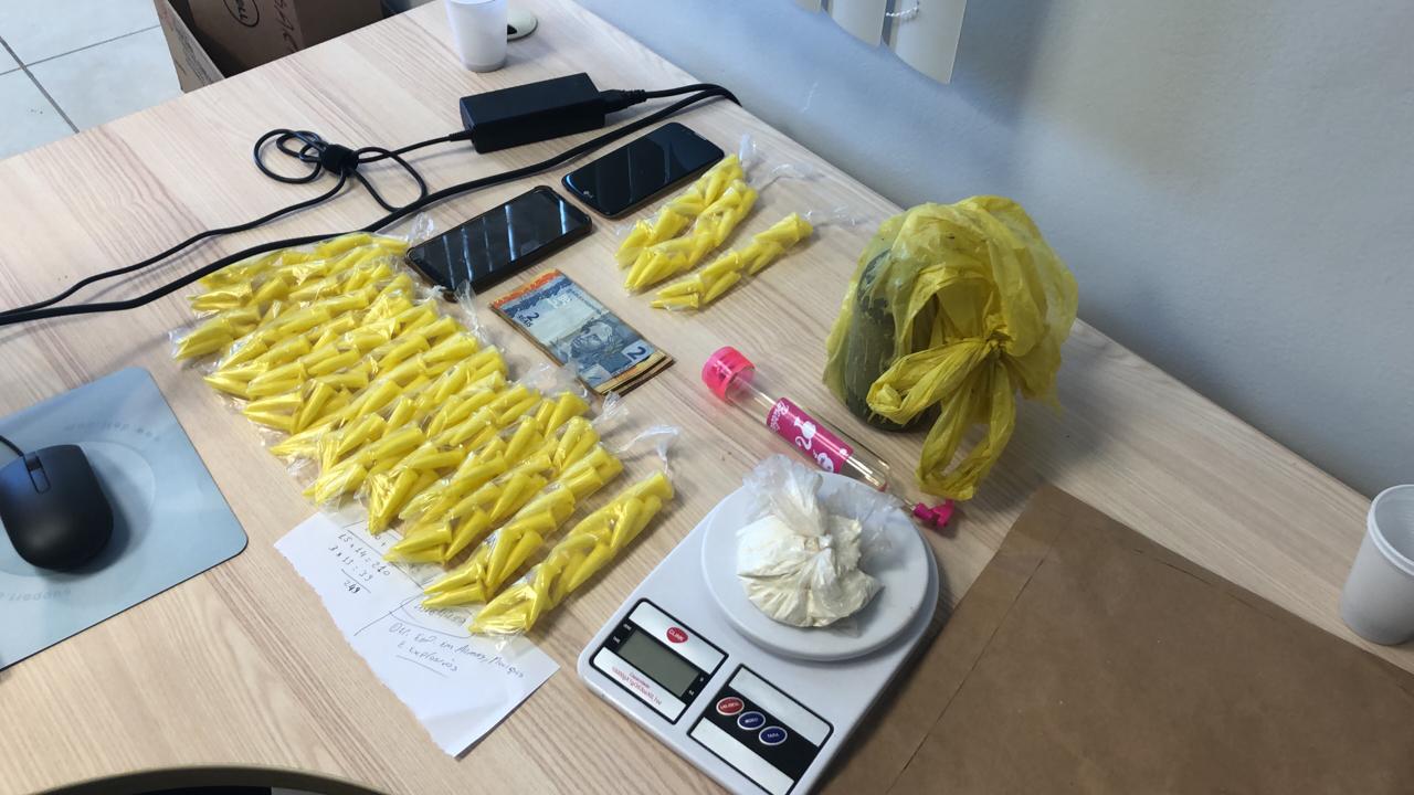 Foram apreendidos pinos de cocaína e também uma balança de precisão (Foto: Divulgação/ PCES)