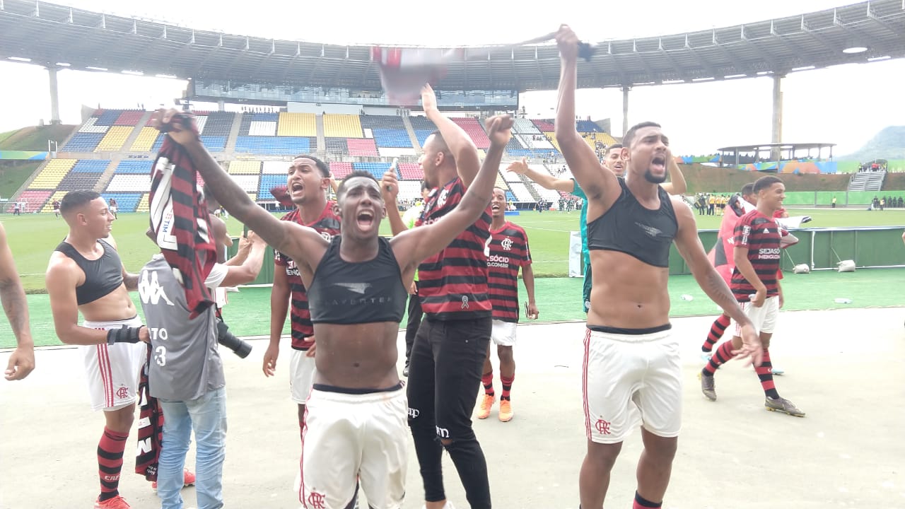 Os meninos do Flamengo comemoram o título no Kleber Andrade, em Cariacica. (Foto: Beto Morais)
