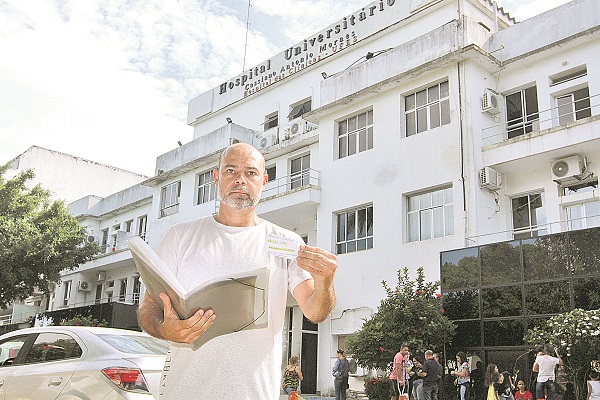 Marcelo Ferreira tenta fazer um exame pela quinta vez no Hospital Universitário (Foto: Leone Iglesias/AT)