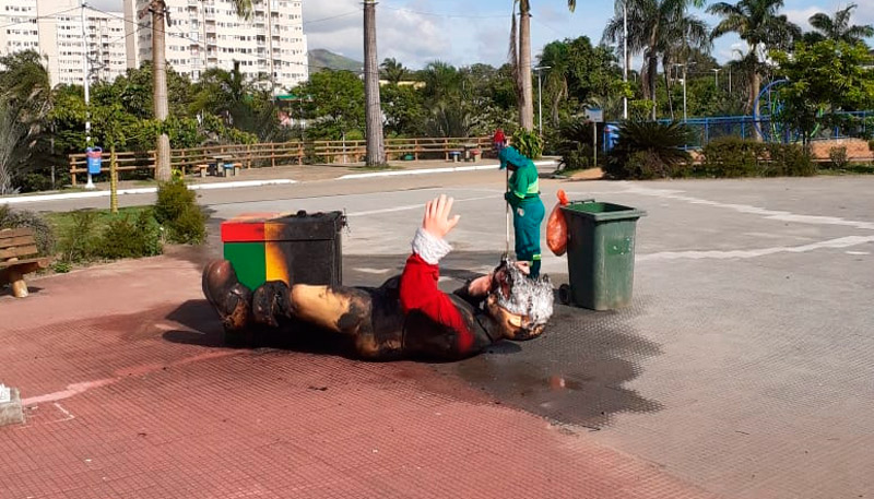 Incêndio na decoração de Natal foi controlado por funcionários do Parque (Foto: Compartilhado via WhatsApp)