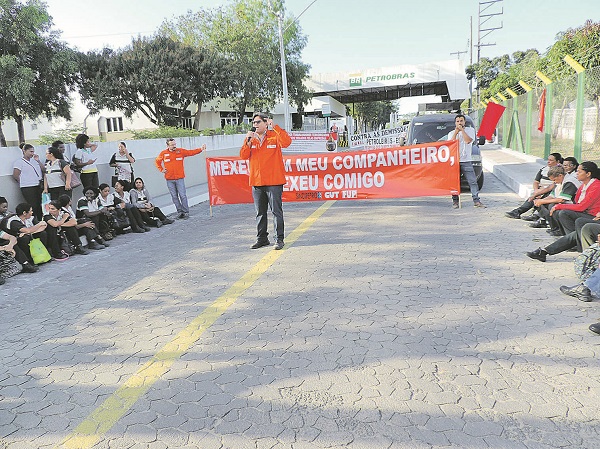 Sindicalistas se manifestam em frente à Base-61: são 500 terceirizados e outros mil profissionais envolvidos, além de 100 concursados (Foto: Junior Gaigher/Sindipetro-ES)