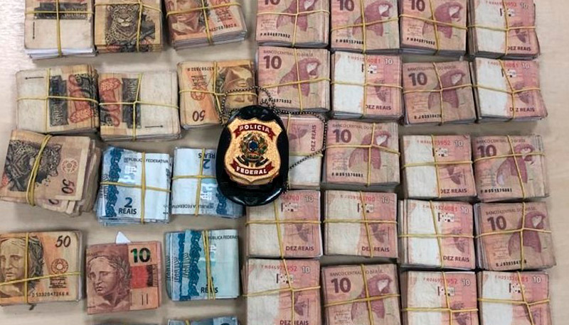 Notas falsas foram apreendidas na casa do suspeito (Foto: Divulgação / PF)