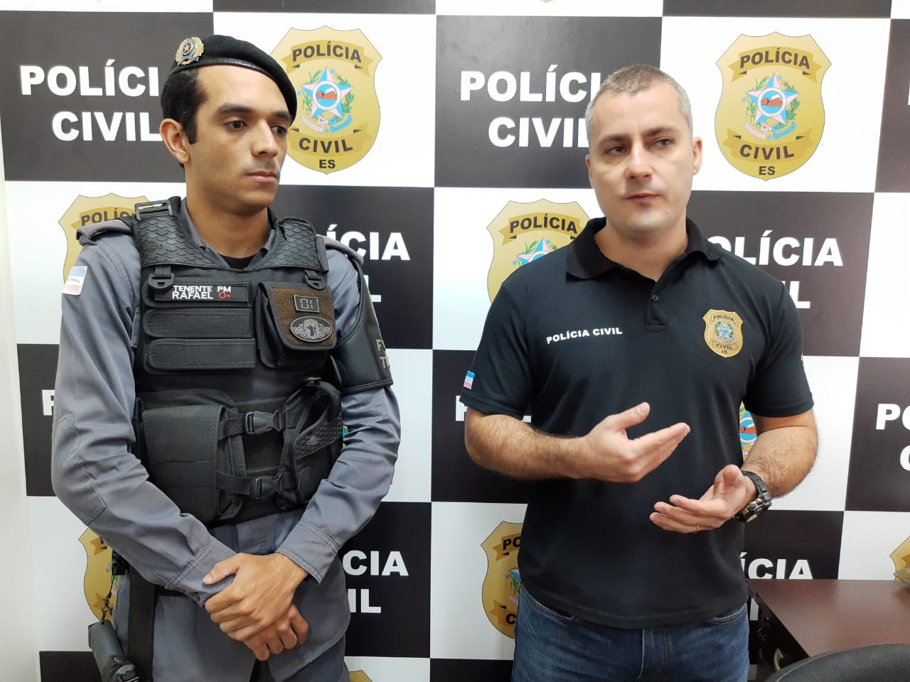 O tenente Rafael e o delegado Franco Malini (Foto: Roberta Bourguignon)