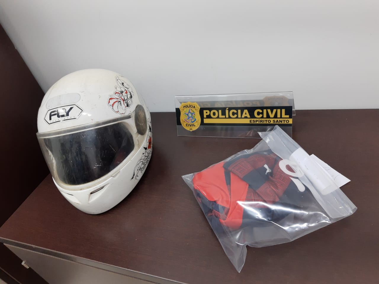 Romildo Barbosa da Hora Júnior estava com uma camisa do Flamengo e um capacete branco (Foto: Roberta Bourguignon)