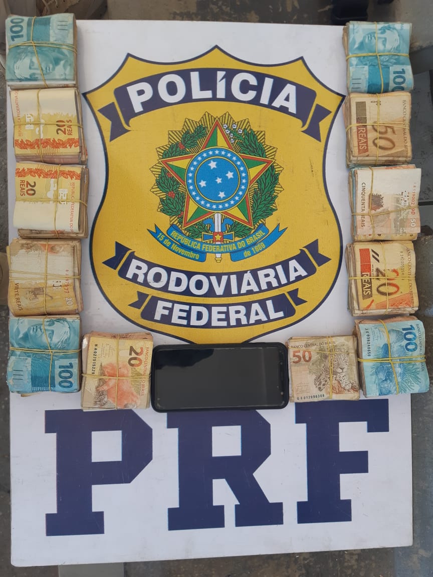 Quantia estava em uma sacola, no assoalho do banco do carona (Foto: Divulgação/ PRF)