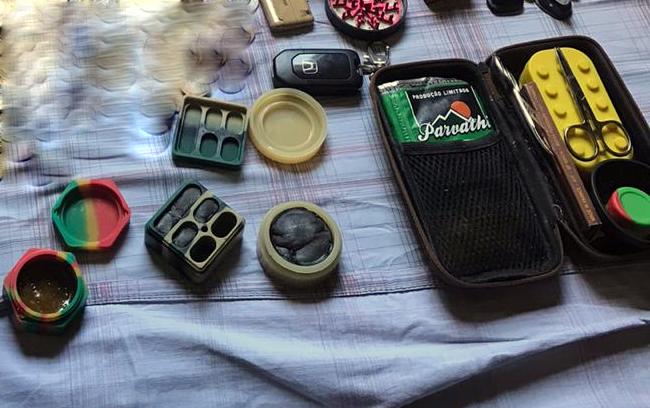 Materiais apreendidos na casa do investigado (Foto: Divulgação/ Polícia Federal)