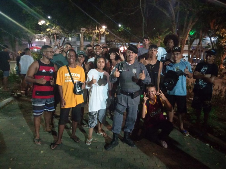 O sargento Willian e os jovens de Cariacica Sede (Foto: Reprodução/Facebook)