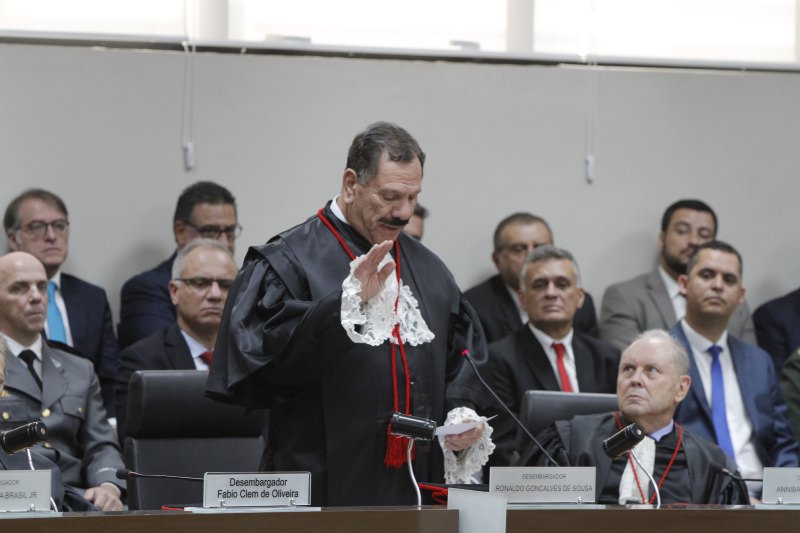 Ronaldo Gonçalves de Sousa faz juramento ao tomar posse como presidente do TJ-ES. (Foto: Fábio Nunes/AT)