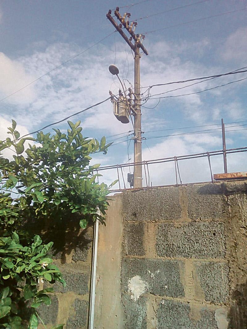 Poste com lâmpada queimada na rua Maria Alderita, no Village do Sol (Foto: Paulo Pires / Divulgação)