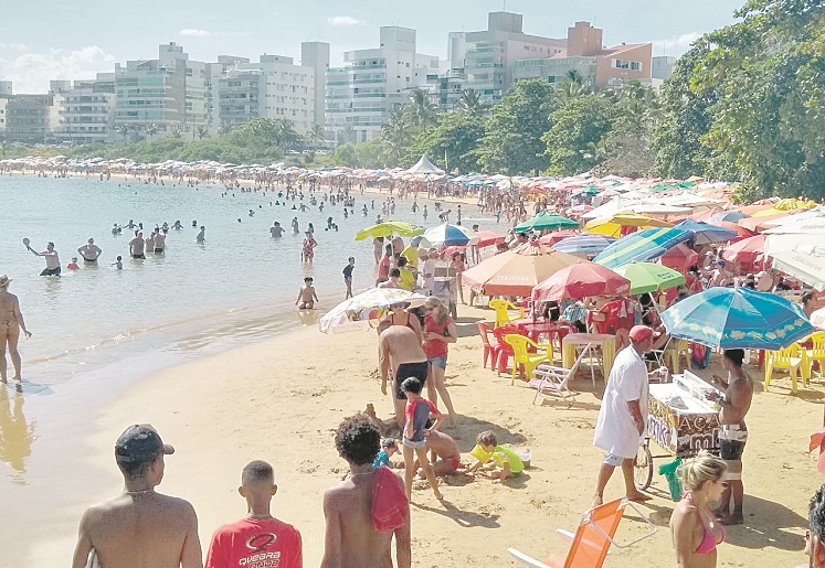 Praia em Guarapari: moradores reivindicam um número maior de fiscais nas praias do município para evitar as irregularidades (Foto: Roberta Bourguignon/AT)