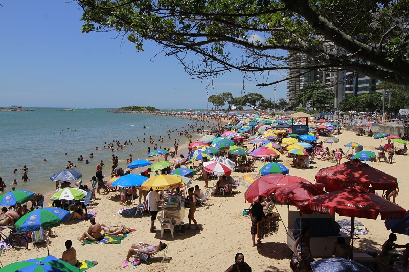 Praia da Sereia, em Vila Velha, estava cheia neste domingo (Foto: Fábio Nunes/ AT/ 22/12/19)