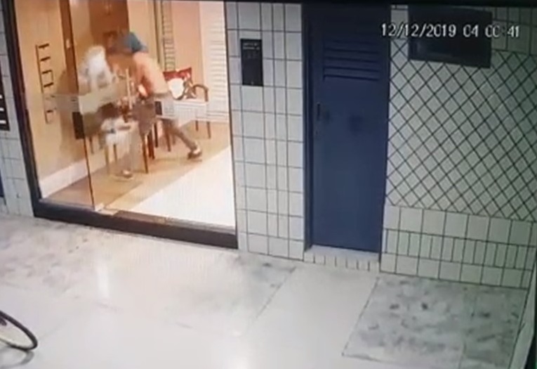 Ação foi registrada por câmeras de segurança (Foto: Reprodução/ Videomonitoramento)