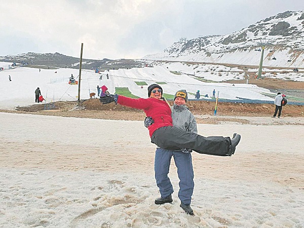 Anderson e Flavia no Chile: casal teve mala extraviada na ida e na volta, além de ter horário do voo alterado (Foto: Acervo pessoal)