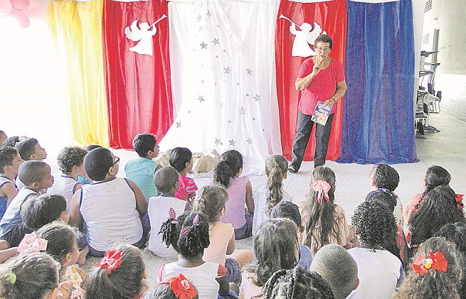 Professora Josmari Araújo dos Santos contando histórias para as crianças, uma cena que se repete há décadas (Foto: WIlton Junior/AT)