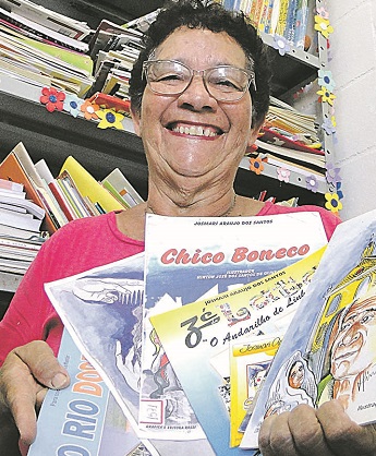 Josmari com seus livros: paixão (Foto: Wilton Junior/AT)