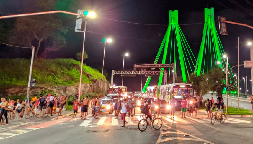 Moradores fecharam os dois sentidos da Ponte da Passagem (Foto: Júlia Afonso)