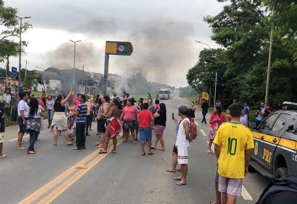 Manifestantes bloqueiam a rodovia no km 254. (Foto: Divulgação PRF/Twitter)