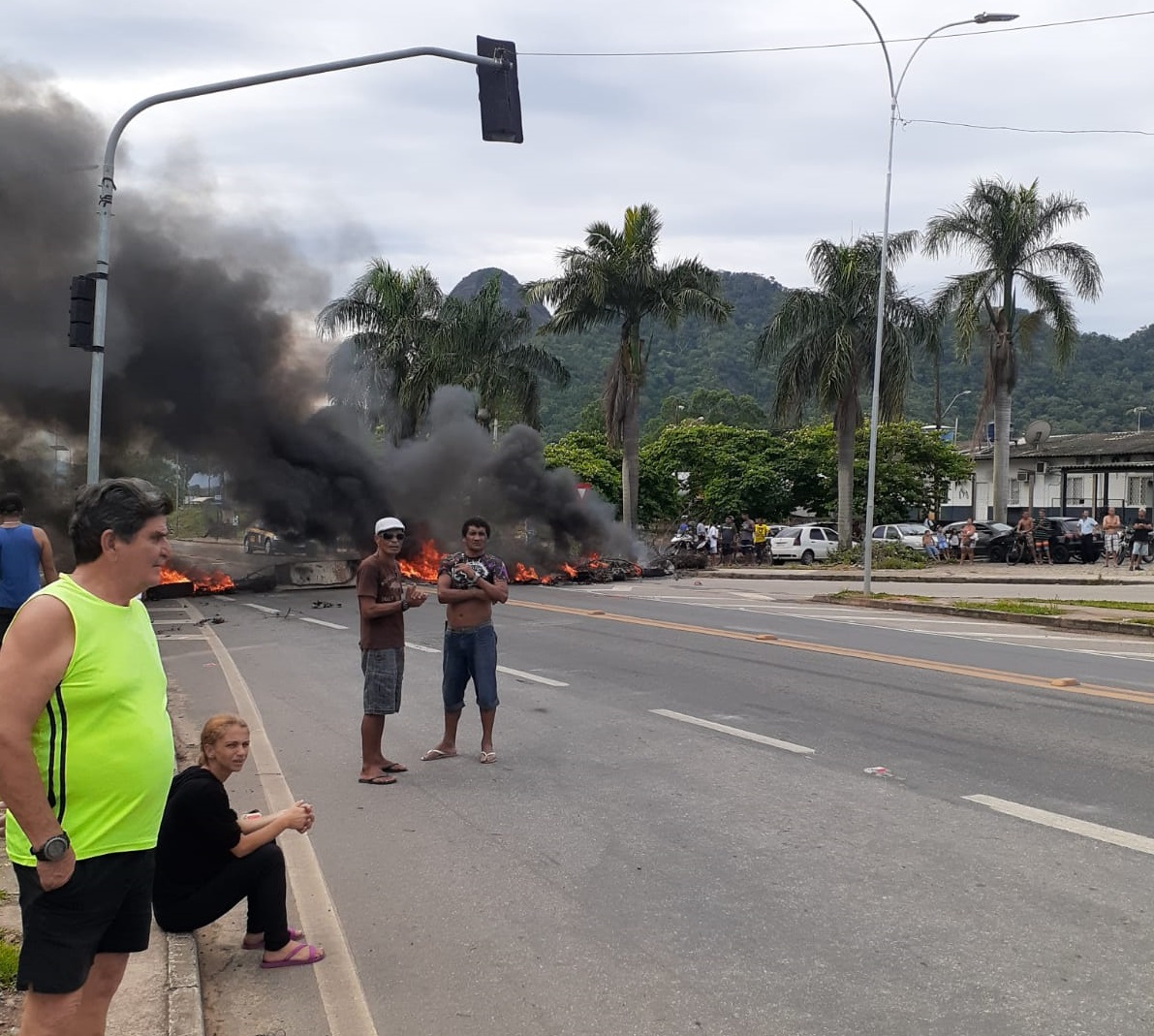 Protesto de moradores na tarde deste domingo (1º) em frente à Viação Serrana, na Serra. (Foto: Foto do leitor)