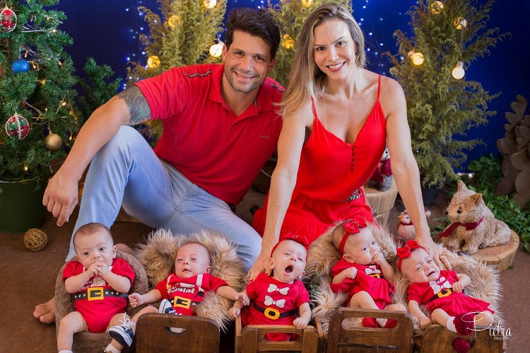 Os empresários Marianna Mazelli e Jayme Reisen se tornaram pais de cinco filhos de uma vez: Jayme, Benício, Bella, Laís e Beatriz nasceram em junho deste ano (Foto: Divulgação/Pietra Fotografia)