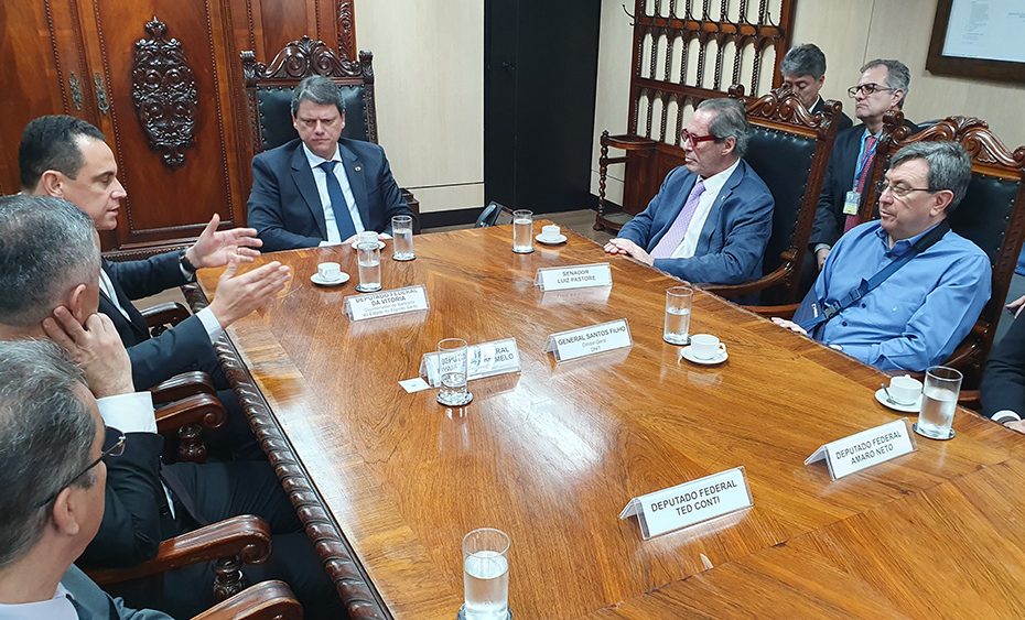 Deputados e senadores se reuniram com o ministro Tarcísio Freitas (Foto: Divulgação / Assessoria)