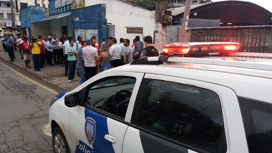 Polícia Militar acompanha movimento em frente à Quadra da Novo Império (Foto: Rafael Gomes)