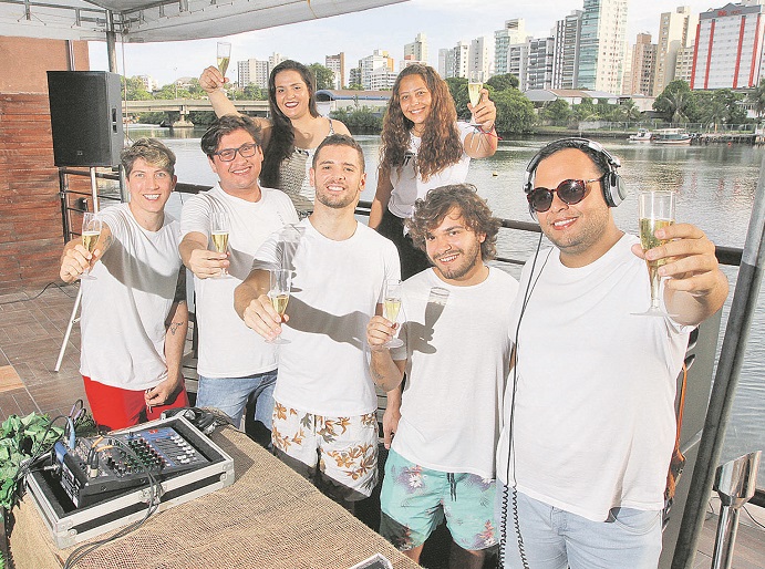 Dj Daniel Temponi (com fone, à direita) promete animar os amigos Juliana e Elisa (atrás), Rodrigo, Iuri, Danilo e Vitor (Foto: Thiago Coutinho/AT)