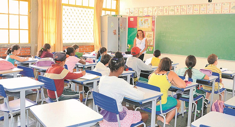 professor em sala de aula: as inscrições para os processos seletivos já estão abertas. Há vagas para início imediato. (Foto: Divulgação)